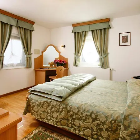 Regina 3*