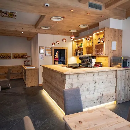 레지나 코르티나 담페조